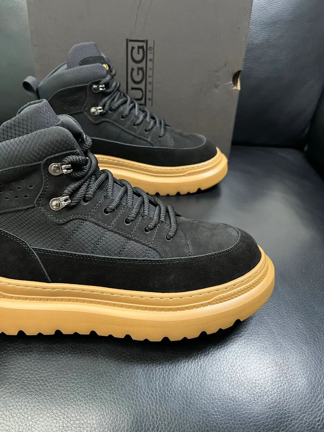 Men's men's shoes 💰740 UGG High-quality top crafts. Original configuration is available at the counter simultaneously. Original cowhide fabric imported from Italy, high-quality splicing technology, fully imported lambswool lining. Sole: Original sole is specially provided by the original factory and is super comfortable. Original factory and single goods are welcome to compare. Size 39-44